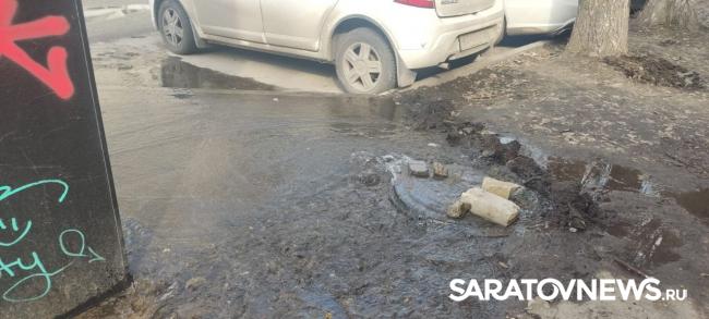 Две центральные улицы Саратова заливает водой Две центральные улицы Саратова заливает водой
