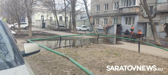 Две центральные улицы Саратова заливает водой Две центральные улицы Саратова заливает водой