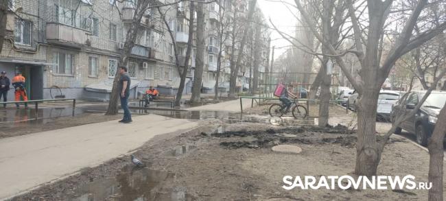 Две центральные улицы Саратова заливает водой Две центральные улицы Саратова заливает водой