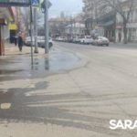 Две центральные улицы Саратова заливает водой Две центральные улицы Саратова заливает водой