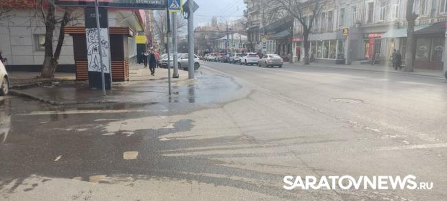 Две центральные улицы Саратова заливает водой Две центральные улицы Саратова заливает водой
