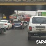 Под мостом на Ипподромной в Саратове «Лада» и Opel создали длинную пробку