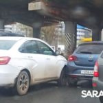 Под мостом на Ипподромной в Саратове «Лада» и Opel создали длинную пробку
