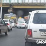 Под мостом на Ипподромной в Саратове «Лада» и Opel создали длинную пробку
