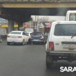 Под мостом на Ипподромной в Саратове «Лада» и Opel создали длинную пробку