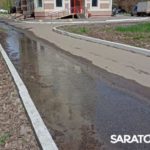 Вода из колодца несколько дней заливает 1-й Жилучасток в Саратове