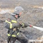 В Энгельсском поселке полыхали трава и камыш