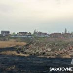 В Энгельсском поселке полыхали трава и камыш
