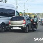 В Саратове на Московском шоссе столкнулись иномарка и «Газель» В Саратове на Московском шоссе столкнулись иномарка и «Газель»