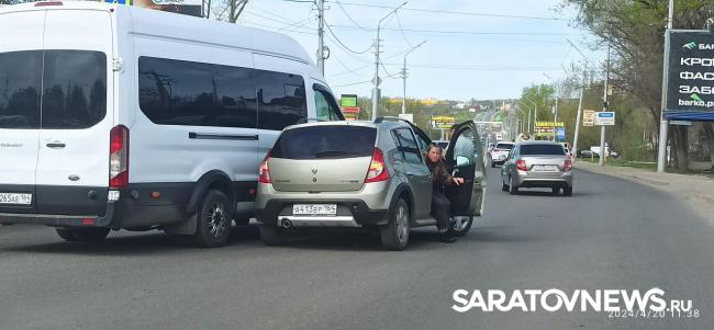 В Саратове на Московском шоссе столкнулись иномарка и «Газель» В Саратове на Московском шоссе столкнулись иномарка и «Газель»