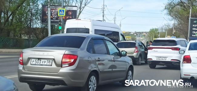 В Саратове на Московском шоссе столкнулись иномарка и «Газель» В Саратове на Московском шоссе столкнулись иномарка и «Газель»