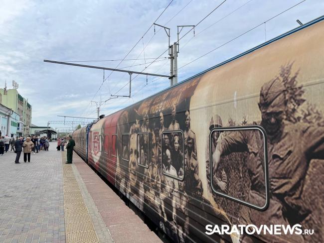 В Саратов прибыл «Поезд Победы» — первая в мире иммерсивная инсталляция, размещенная в движущемся составе поезда! В Саратов прибыл «Поезд Победы» — первая в мире иммерсивная инсталляция, размещенная в движущемся составе поезда!