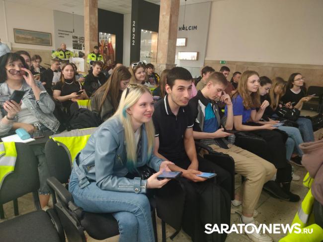 Саратовских студентов удивили одуванчики и масштаб производства цемента на Вольском заводе Саратовских студентов удивили одуванчики и масштаб производства цемента на Вольском заводе