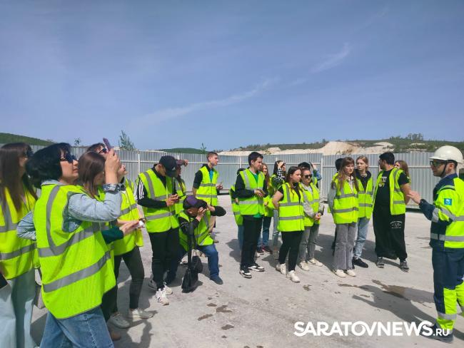 Саратовских студентов удивили одуванчики и масштаб производства цемента на Вольском заводе Саратовских студентов удивили одуванчики и масштаб производства цемента на Вольском заводе