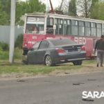 В Саратове BMW вылетел на трамвайные пути и заблокировал движение трамваев