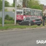 В Саратове BMW вылетел на трамвайные пути и заблокировал движение трамваев
