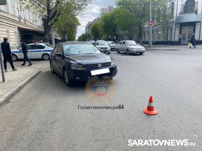 В центре Саратова иномарка наехала на пенсионерку В центре Саратова иномарка наехала на пенсионерку