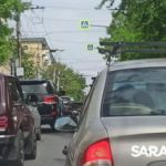 На Горького в Саратове собралась пробка из-за ДТП с «14-й» и «Волгой»