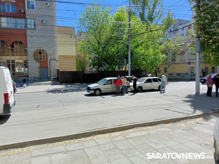 На улице Чернышевского столкнулись две легковушки На улице Чернышевского столкнулись две легковушки