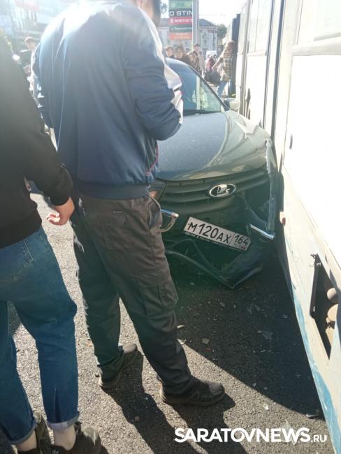 В центре Энгельса «Лада» протаранила автобус В центре Энгельса «Лада» протаранила автобус