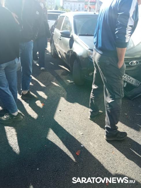 В центре Энгельса «Лада» протаранила автобус В центре Энгельса «Лада» протаранила автобус