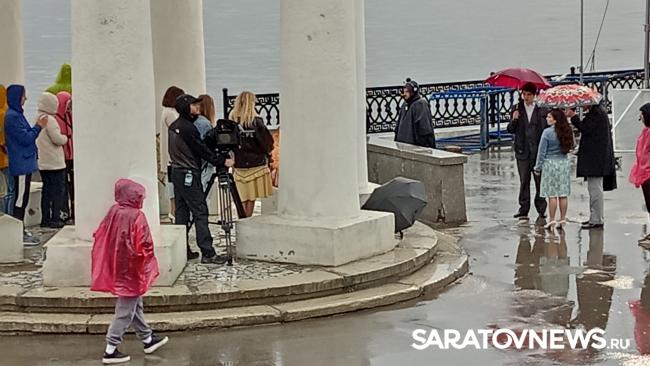 Дождь в Саратове не спугнул съемки сериала «Комбинация» Дождь в Саратове не спугнул съемки сериала «Комбинация»