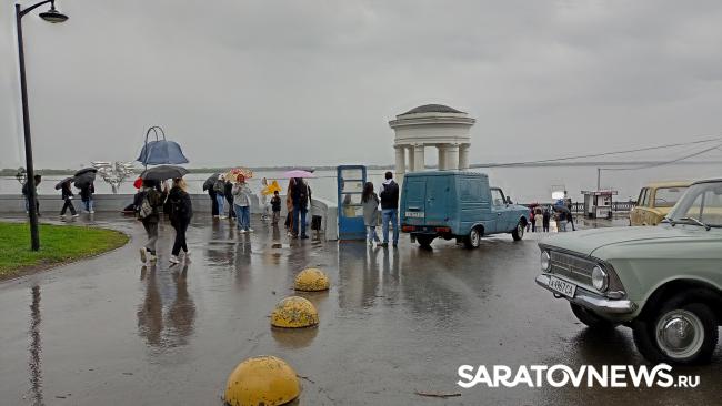 Дождь в Саратове не спугнул съемки сериала «Комбинация» Дождь в Саратове не спугнул съемки сериала «Комбинация»