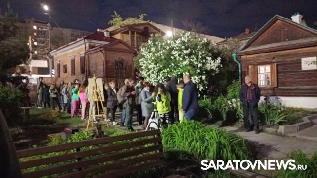 В Ночь музеев саратовцы смотрели в телескоп, играли на волынке и рисовали песком В Ночь музеев саратовцы смотрели в телескоп, играли на волынке и рисовали песком