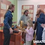 В Ночь музеев саратовцы смотрели в телескоп, играли на волынке и рисовали песком