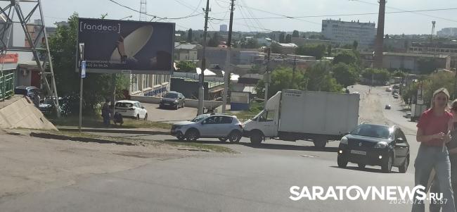 На Танкистов в Саратове «ГАЗель» врезалась в «Рено» На Танкистов в Саратове «ГАЗель» врезалась в «Рено»