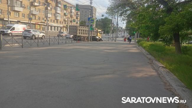 Грузовик притёр легковушку на перекрестке в Заводском районе Саратова Грузовик притёр легковушку на перекрестке в Заводском районе Саратова