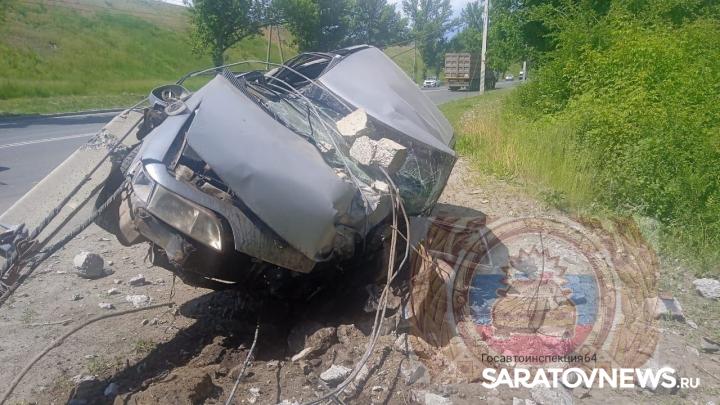 На спуске с моста в Балакове иномарка въехала столб На спуске с моста в Балакове иномарка въехала столб