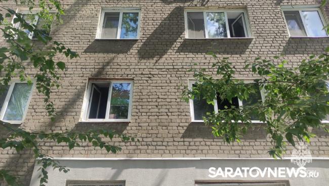 Искры под натяжным потолком: в Саратове утром дымилась пятиэтажка Искры под натяжным потолком: в Саратове утром дымилась пятиэтажка