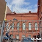 Съемки сериала «Комбинация»: саратовцев удивила вереница трейлеров у консерватории Съемки сериала «Комбинация»: саратовцев удивила вереница трейлеров у консерватории