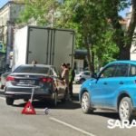 На Вольской в Саратове грузовик столкнулся с иномаркой