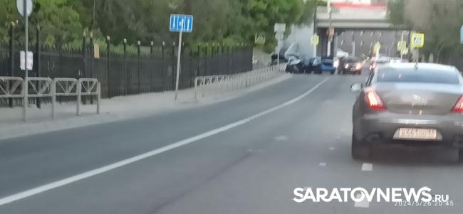 На въезде на мост Саратов-Энгельс столкнулись две иномарки На въезде на мост Саратов-Энгельс столкнулись две иномарки
