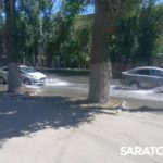 У администрации Заводского района Саратова хлещет вода У администрации Заводского района Саратова хлещет вода