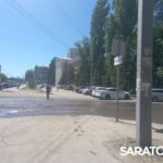 У администрации Заводского района Саратова хлещет вода У администрации Заводского района Саратова хлещет вода