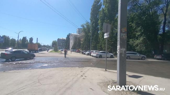 У администрации Заводского района Саратова хлещет вода У администрации Заводского района Саратова хлещет вода