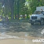 У администрации Заводского района Саратова хлещет вода У администрации Заводского района Саратова хлещет вода