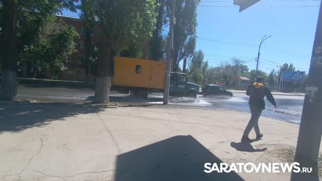 У администрации Заводского района Саратова хлещет вода У администрации Заводского района Саратова хлещет вода