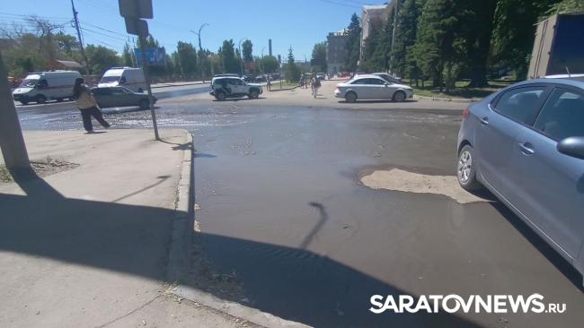 У администрации Заводского района Саратова хлещет вода У администрации Заводского района Саратова хлещет вода