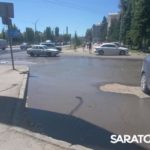 У администрации Заводского района Саратова хлещет вода У администрации Заводского района Саратова хлещет вода