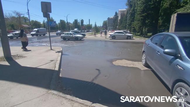 У администрации Заводского района Саратова хлещет вода У администрации Заводского района Саратова хлещет вода