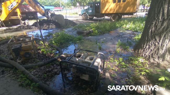У администрации Заводского района Саратова хлещет вода У администрации Заводского района Саратова хлещет вода