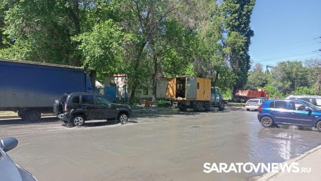 У администрации Заводского района Саратова хлещет вода У администрации Заводского района Саратова хлещет вода