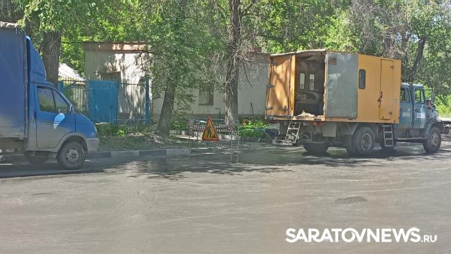 У администрации Заводского района Саратова хлещет вода У администрации Заводского района Саратова хлещет вода