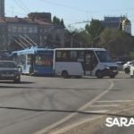 Троллейбус и маршрутка устроили транспортный коллапс на 3-й Дачной в Саратове