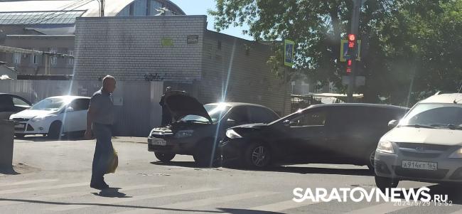 У Сенного в Саратове «Форд» и «Лада» блокировали движение транспорта У Сенного в Саратове «Форд» и «Лада» блокировали движение транспорта