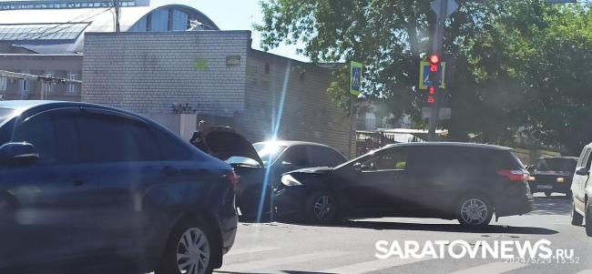 У Сенного в Саратове «Форд» и «Лада» блокировали движение транспорта У Сенного в Саратове «Форд» и «Лада» блокировали движение транспорта